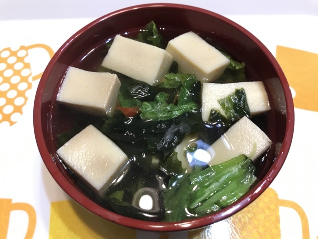 お1人分☆高野豆腐とサニーレタスとワカメのスープ