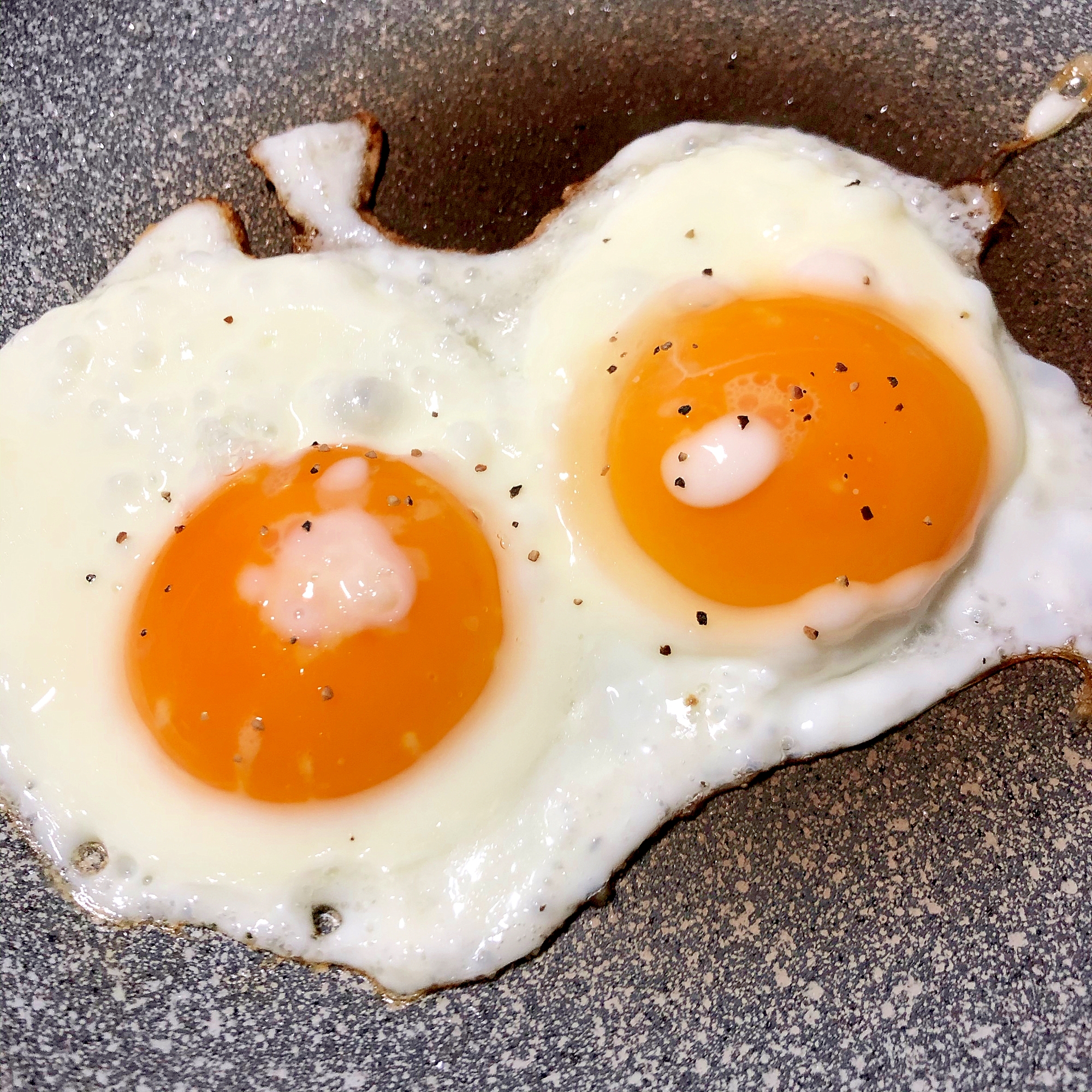 酢と黒コショウの目玉焼き