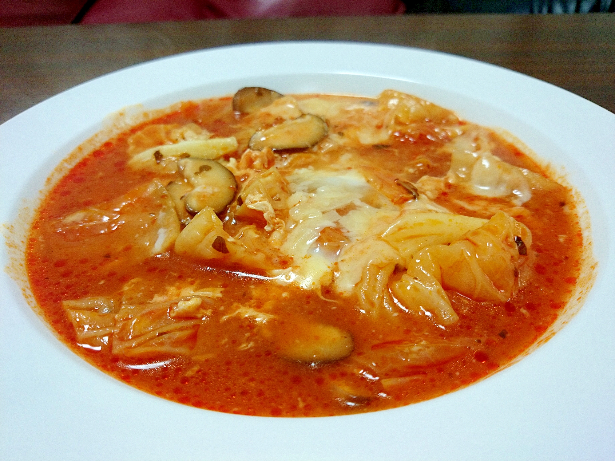 【簡単1人鍋】チーズと卵の滋養強壮トマトスープ