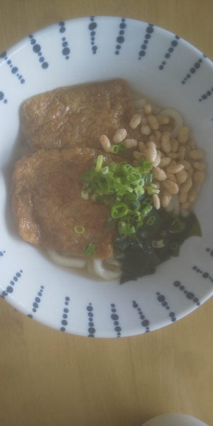 きつねとたぬきのわかめうどん
