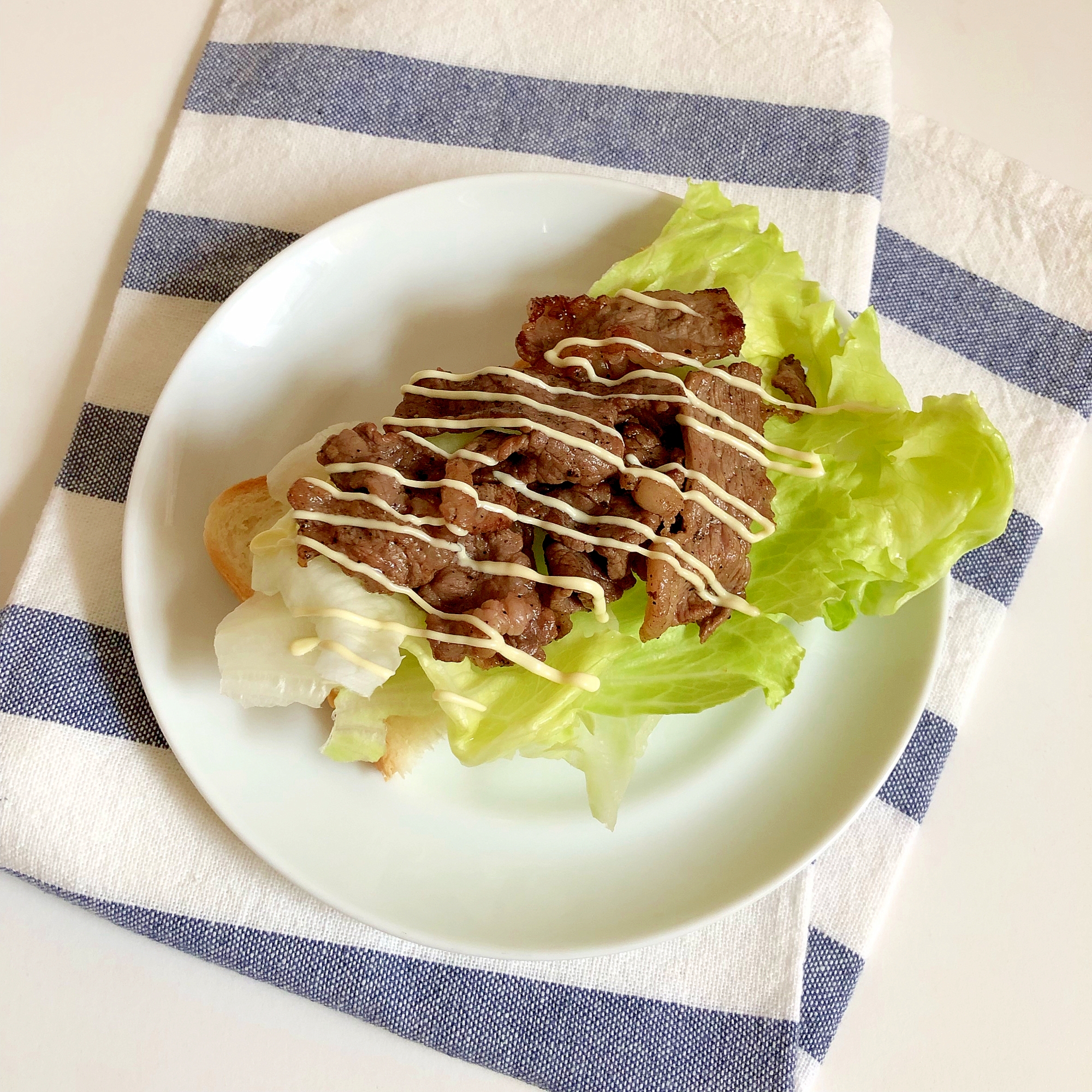 牛肉、レタス マヨかけ オープンサンド ♪