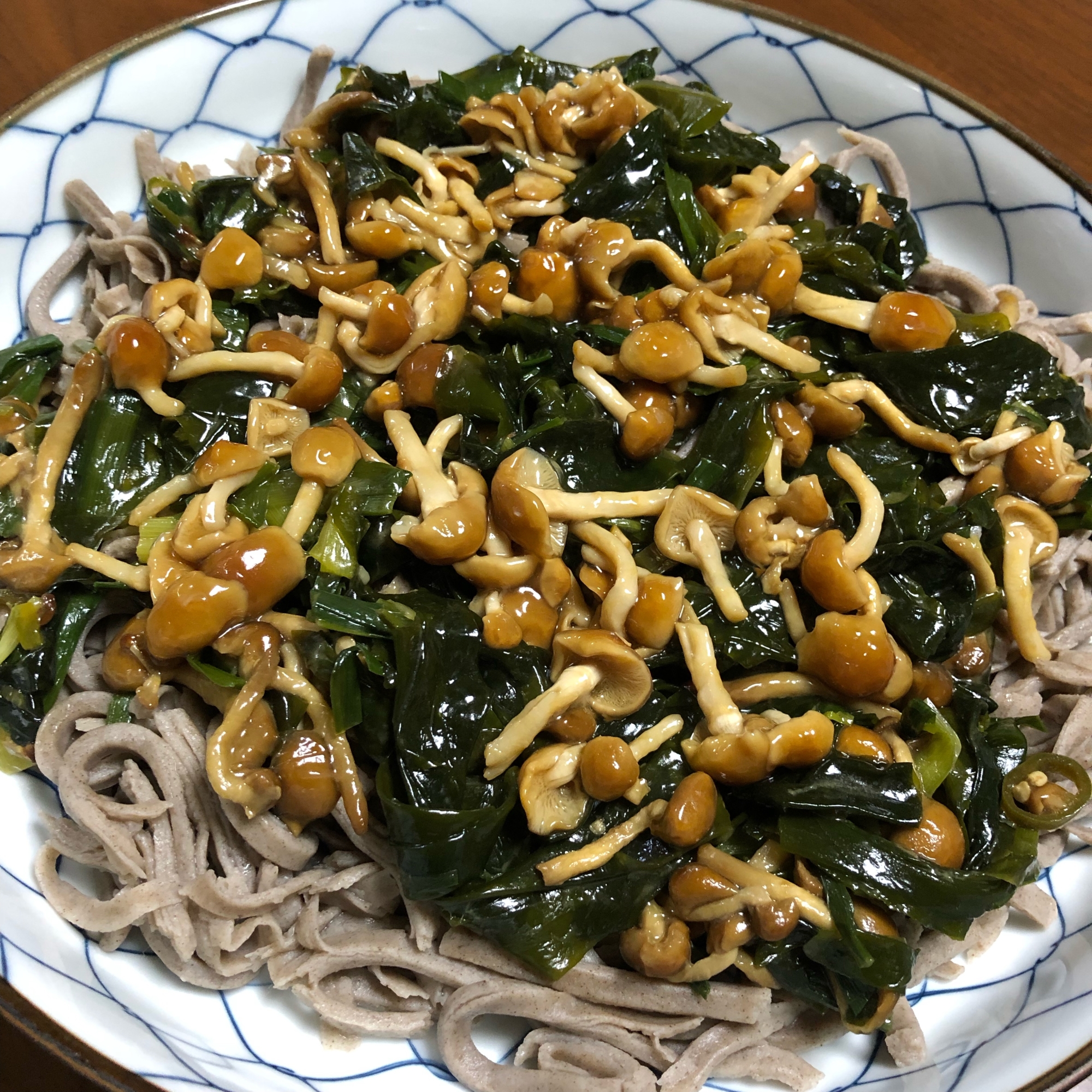 わかめとにらとなめこの冷やし蕎麦