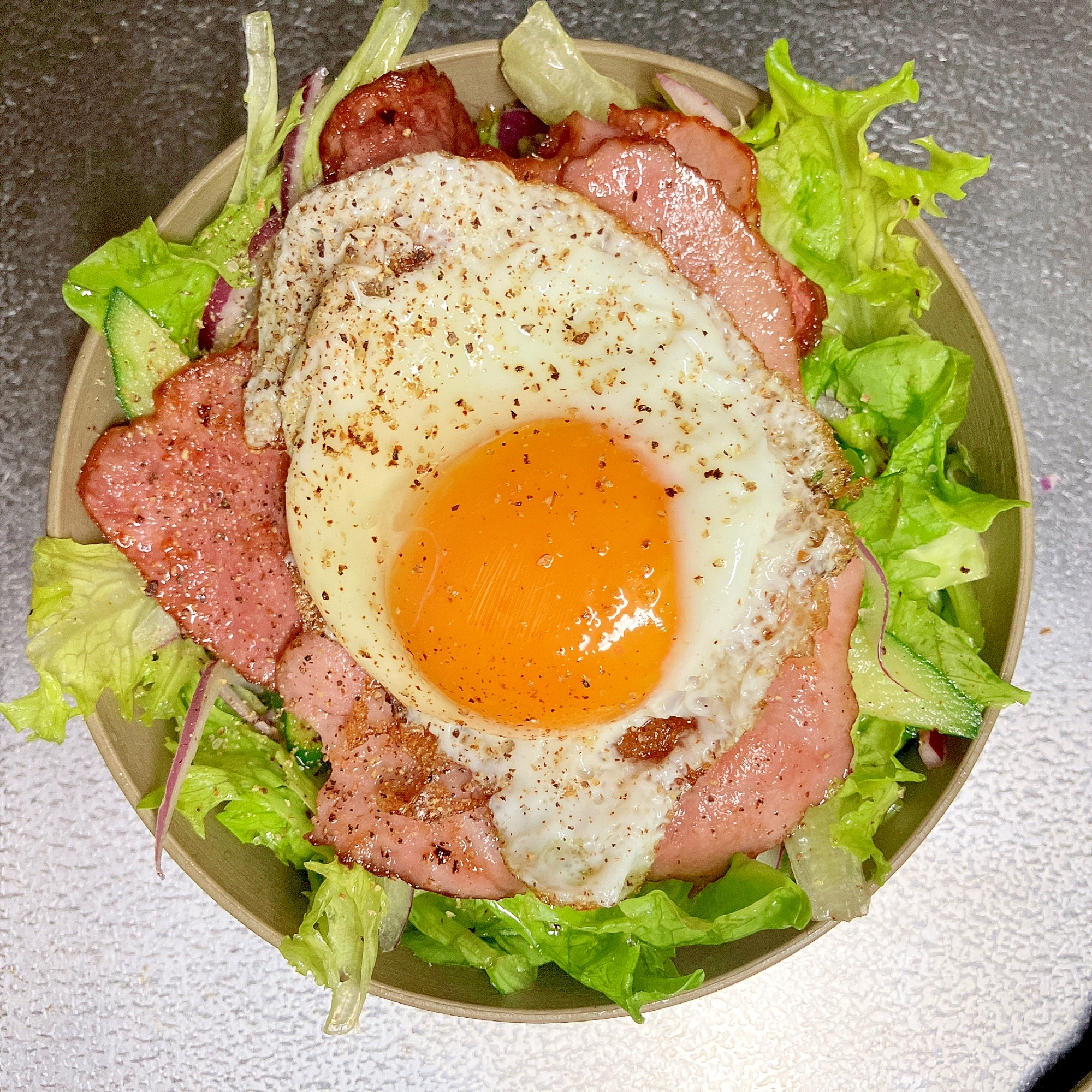 ボリューム満点★ベーコンエッグサラダ