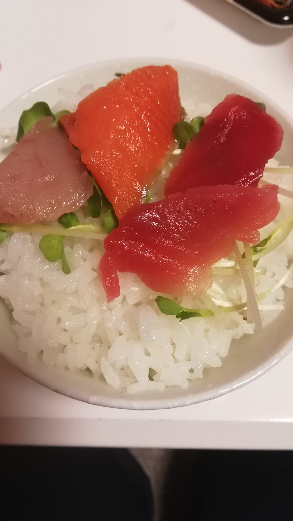 ずぼら飯 ３種のお刺身ののっけご飯 レシピ 作り方 By みずたまsweet 楽天レシピ