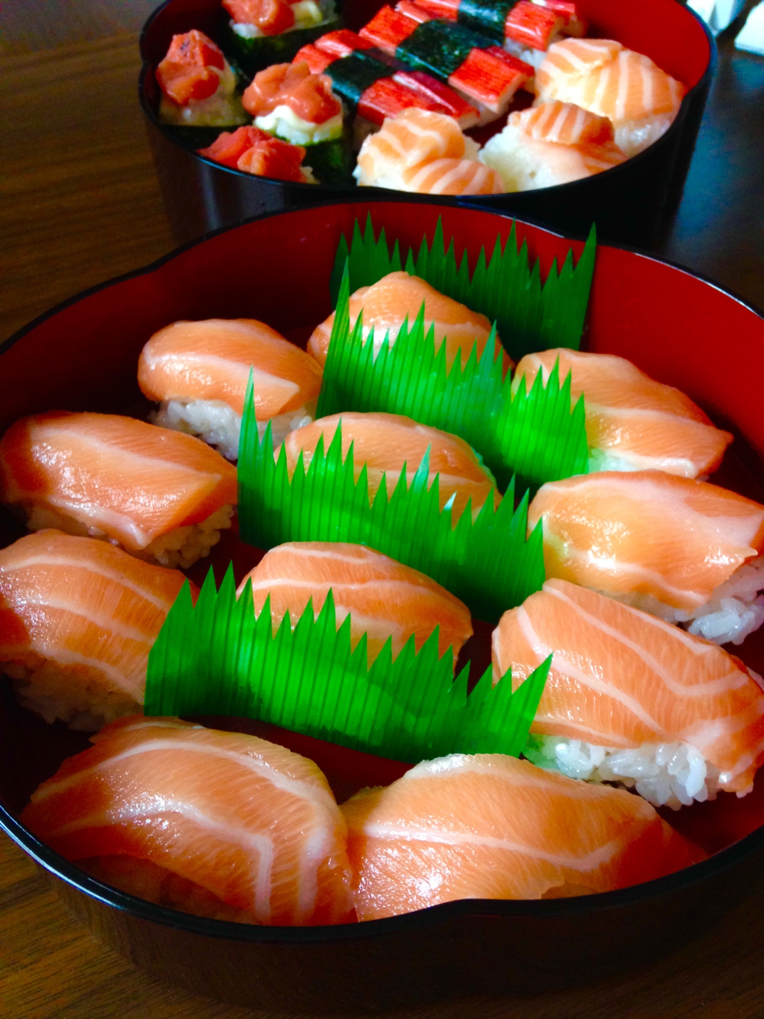 寿司折に入ったサーモンの寿司