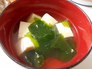 豆腐とわかめの澄まし汁、すぐに出来て良いですよね。
夕飯に、美味しく頂きました。(*^.^*)
