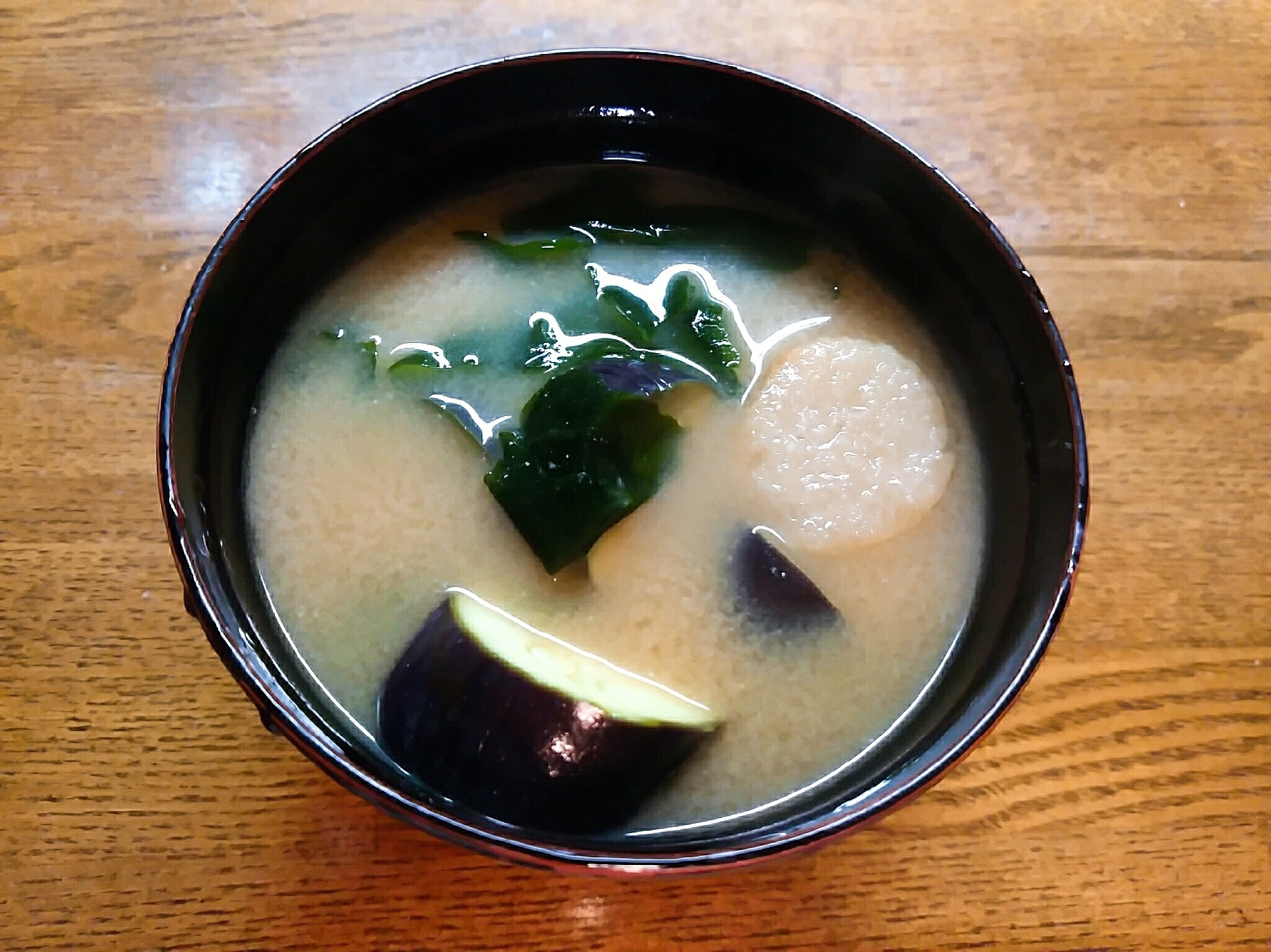 茄子と麩とワカメの味噌汁