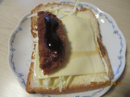 チーズとコロッケのサンドイッチ