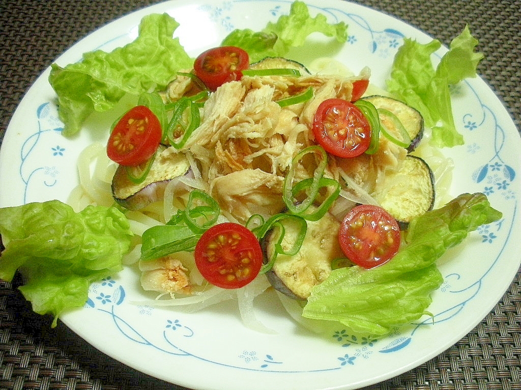 なすと蒸し鶏のレンジサラダうどん♪