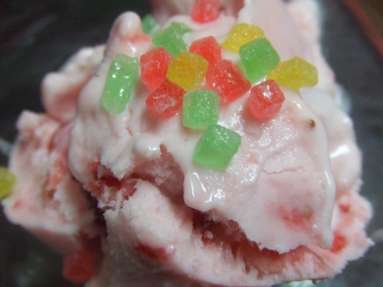 (●´∀｀)ﾉ*1人用アイスクリームメーカーでアイスを作りヨーグルトと苺を混ぜました。トロピカルフルーツはプチフルーツゼリー。グッと美味しい生苺アイスご馳走様！