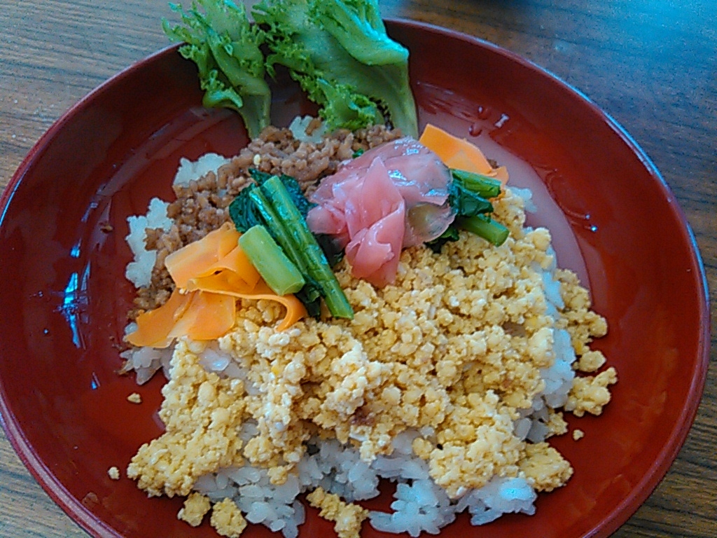 春の彩りそぼろ丼