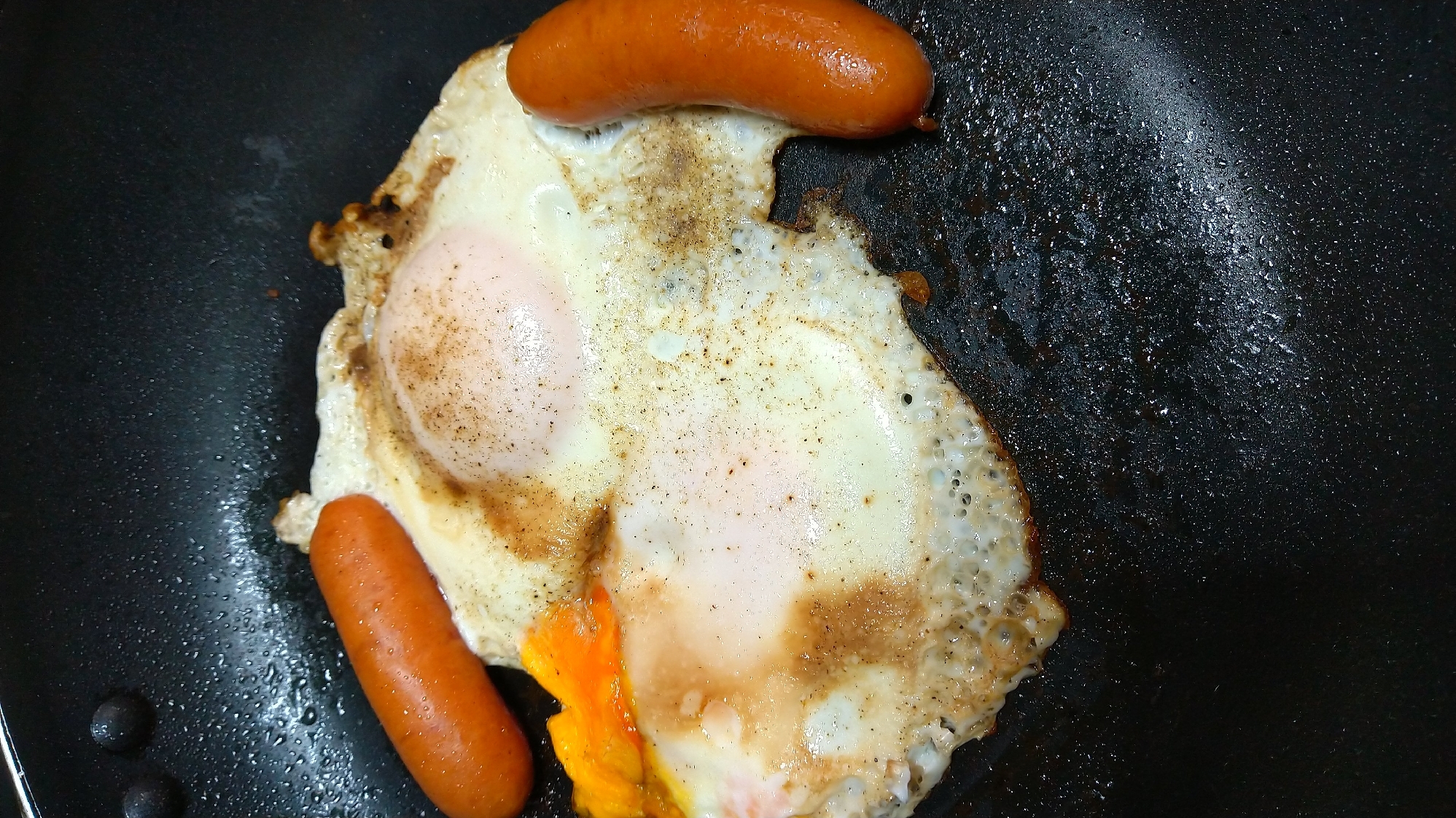 目玉焼きとソーセージ