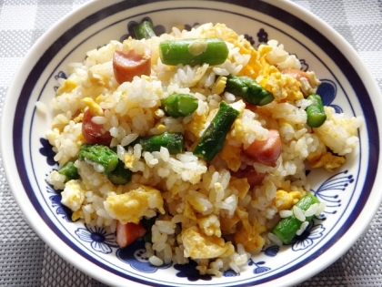 はじゃじゃさん、こんにちは♪冷凍のアスパラですが、彩り綺麗な美味しい炒飯が出来ました♬レシピありがとうございました。ごちそうさまでした(^-^)