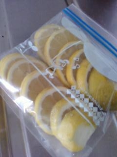 国産レモンが手に入ったので、大量買い♪早速冷凍しちゃいました～