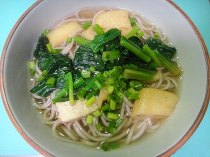 油揚げとほうれん草のかけ蕎麦