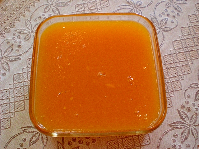 透明なタッパに入ったパパイヤゼリー