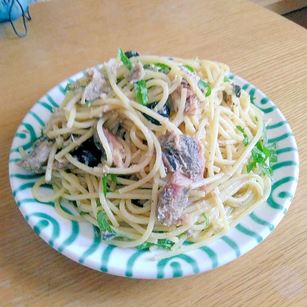 オイルサーディンとブラックオリーブのパスタ。