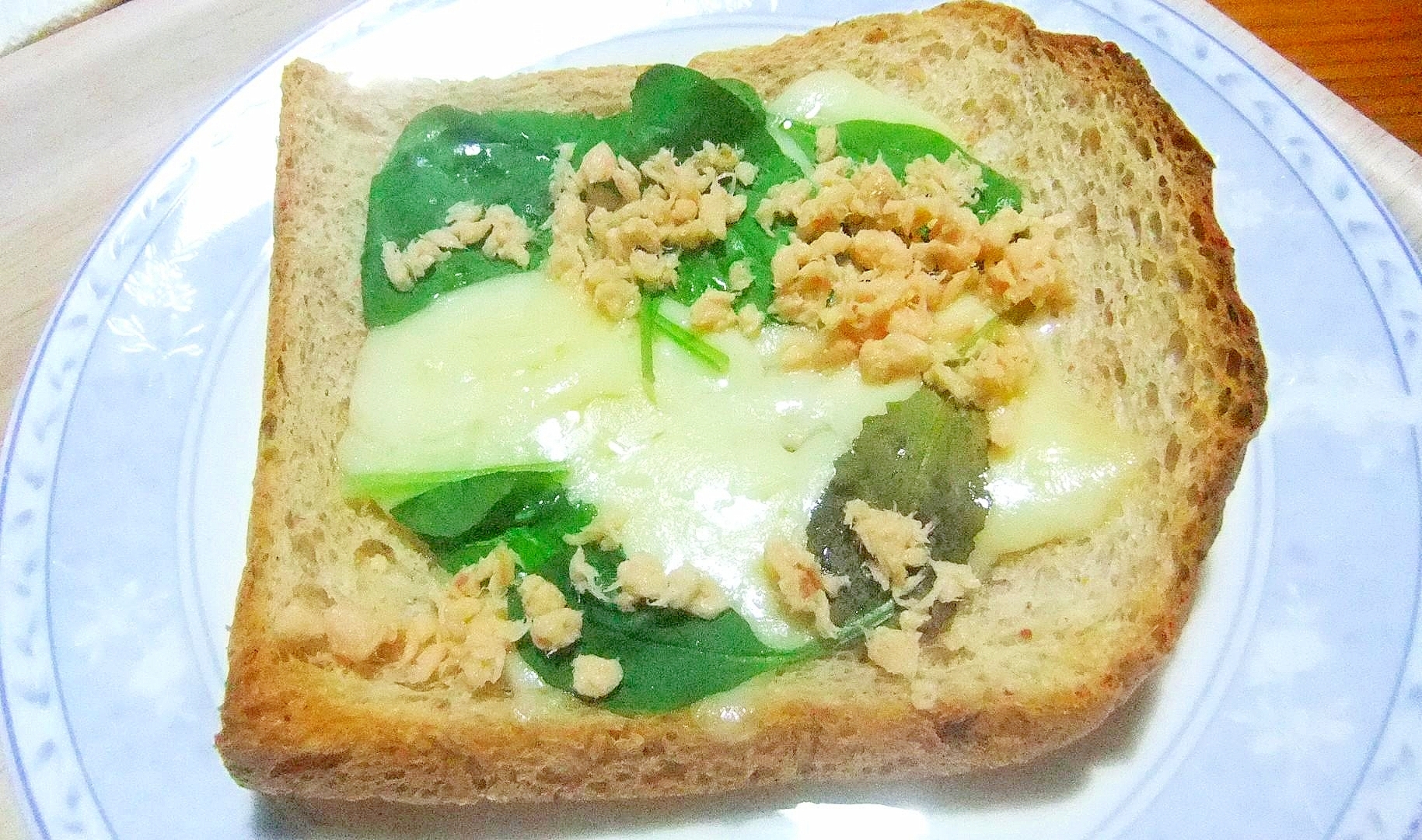 ベビーリーフと鮭と国産チーズのトースト