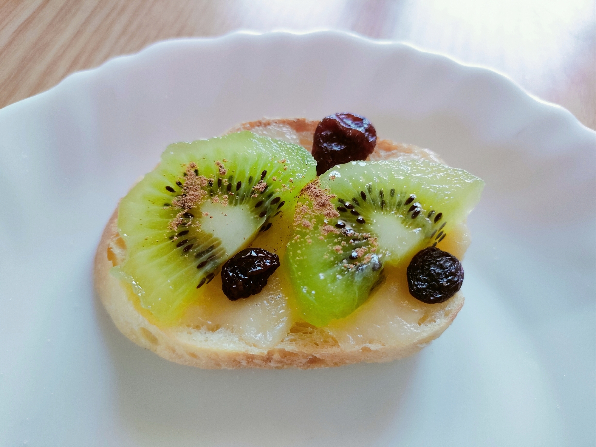 キウイとレーズンのチーズトースト