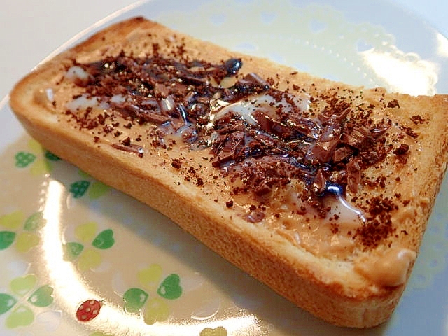 ピーナツクリームとミルクチョコのほろ甘トースト