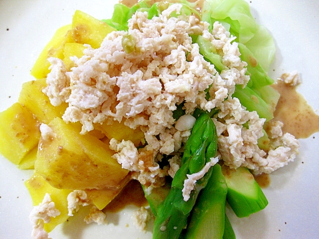 鶏ひき肉と野菜の温野菜サラダ