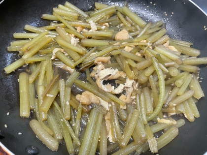 フキと油揚げの麺つゆ煮。