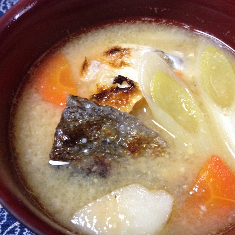 こんがり焼いた鮭のアラで あら汁 レシピ 作り方 By 招き猫カフェ 楽天レシピ こんがり焼いた鮭のアラで あら汁 レシピ 作り方 By 招き猫カフェ 楽天レシピ