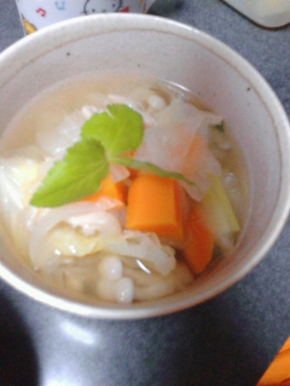 ブナピー入り、野菜コンソメスープ