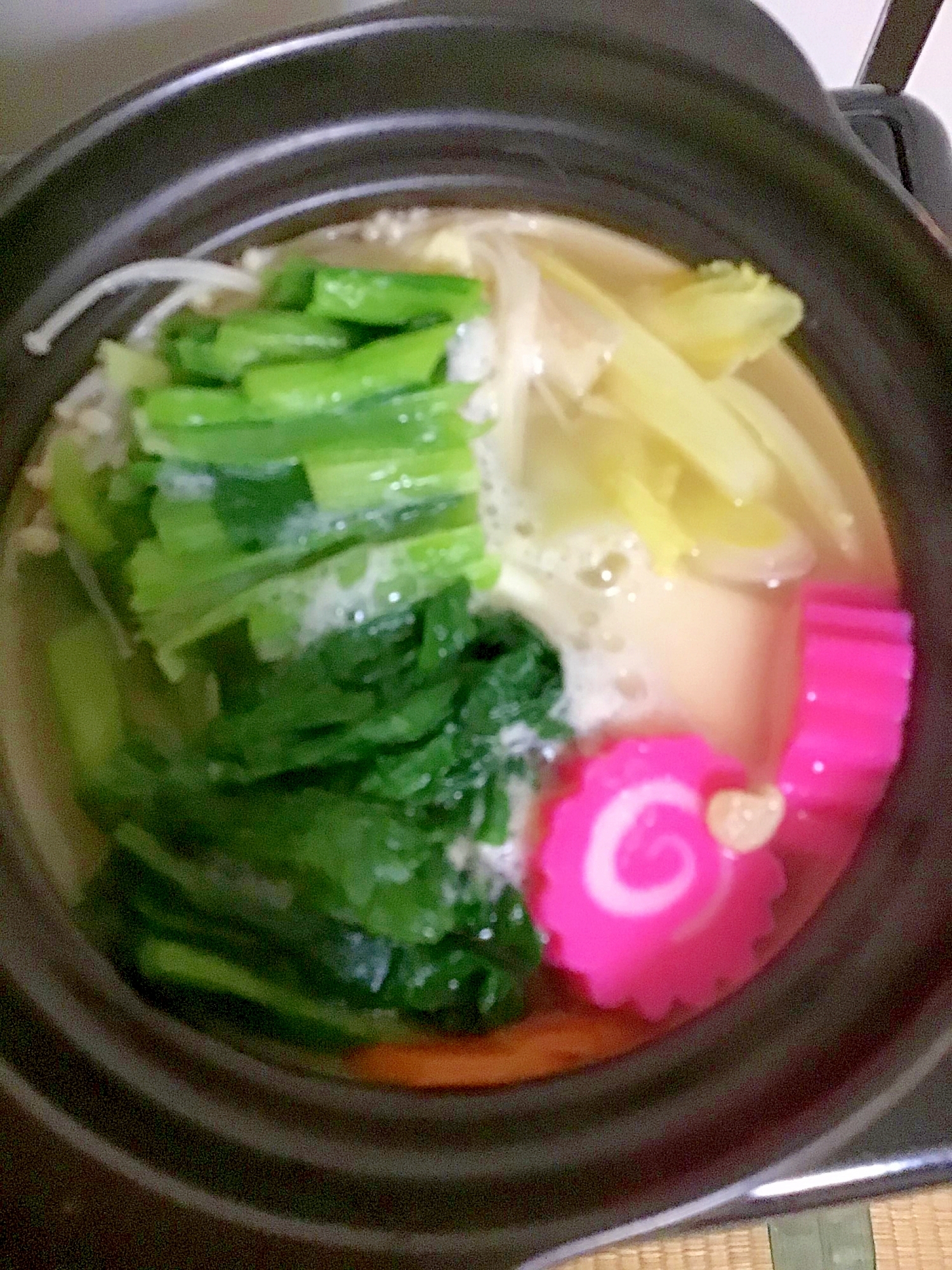 小松菜と紅白鳴門とえのきなどの酒粕湯豆腐鍋。
