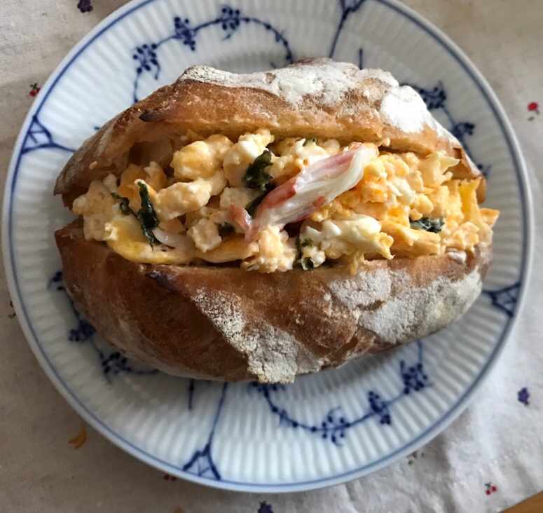 カニカマと焼きばら海苔の炒り卵サンド