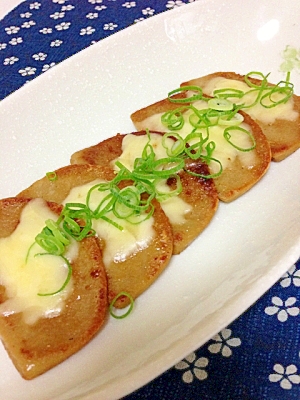 チーズとネギがトッピングされた黒はんぺん