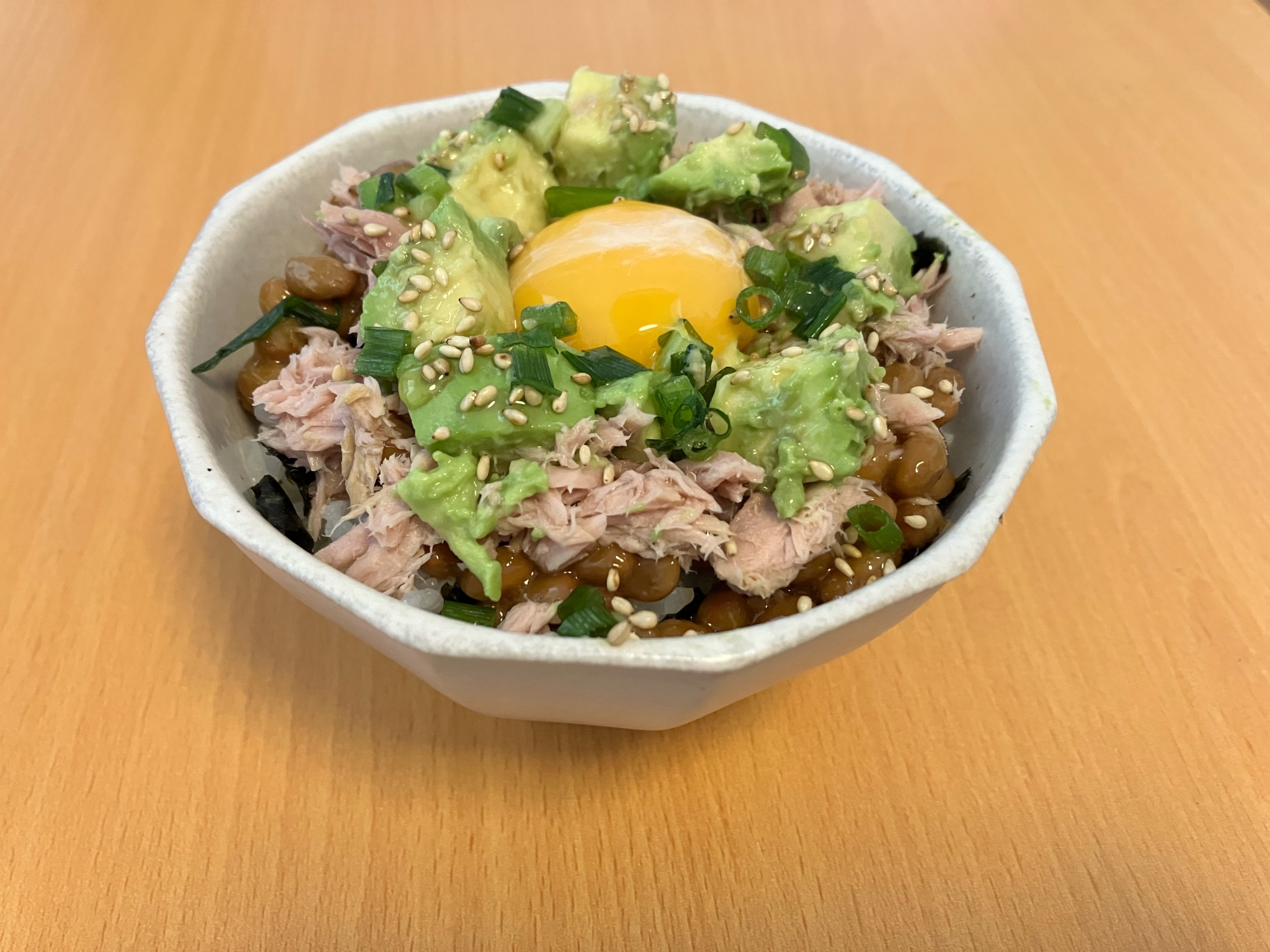 アボカドとツナの納豆丼