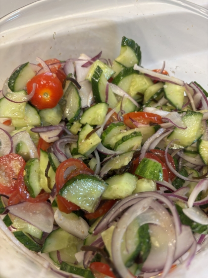 トマトと新玉ねぎとキュウリのサラダ