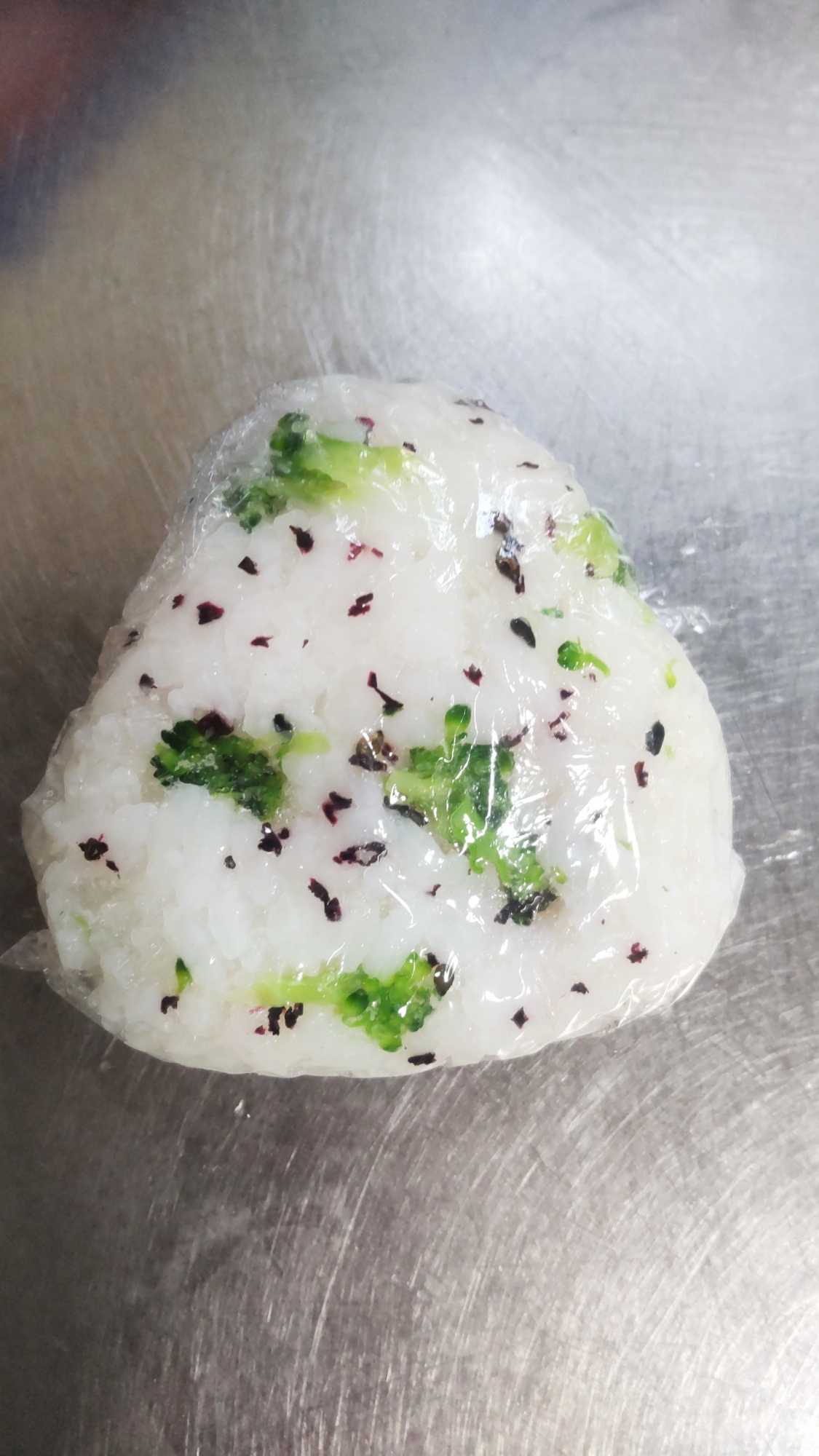 ブロッコリーゆかり胡麻のおにぎり