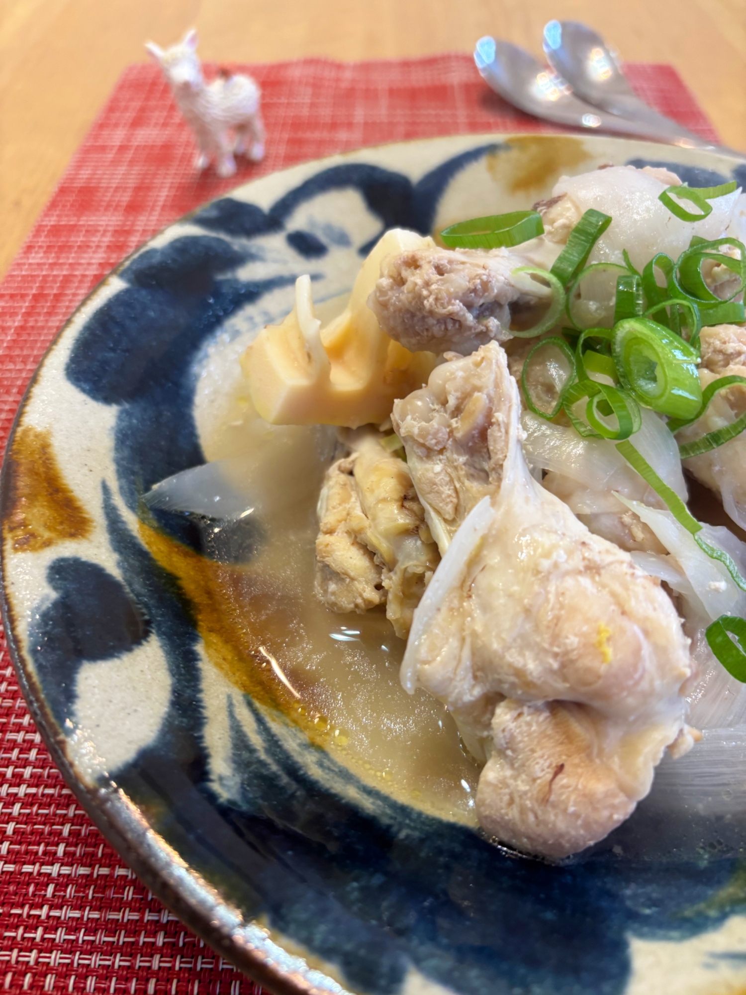 新玉ねぎと手羽元の塩麹スープ