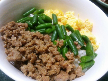 彩り鮮やかな三色丼♪美味しい鶏そぼろでごはんがモリモリ頂けました＾＾