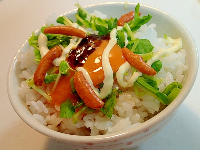 麺つゆマヨで　豆苗と卵黄とかきの種のご飯