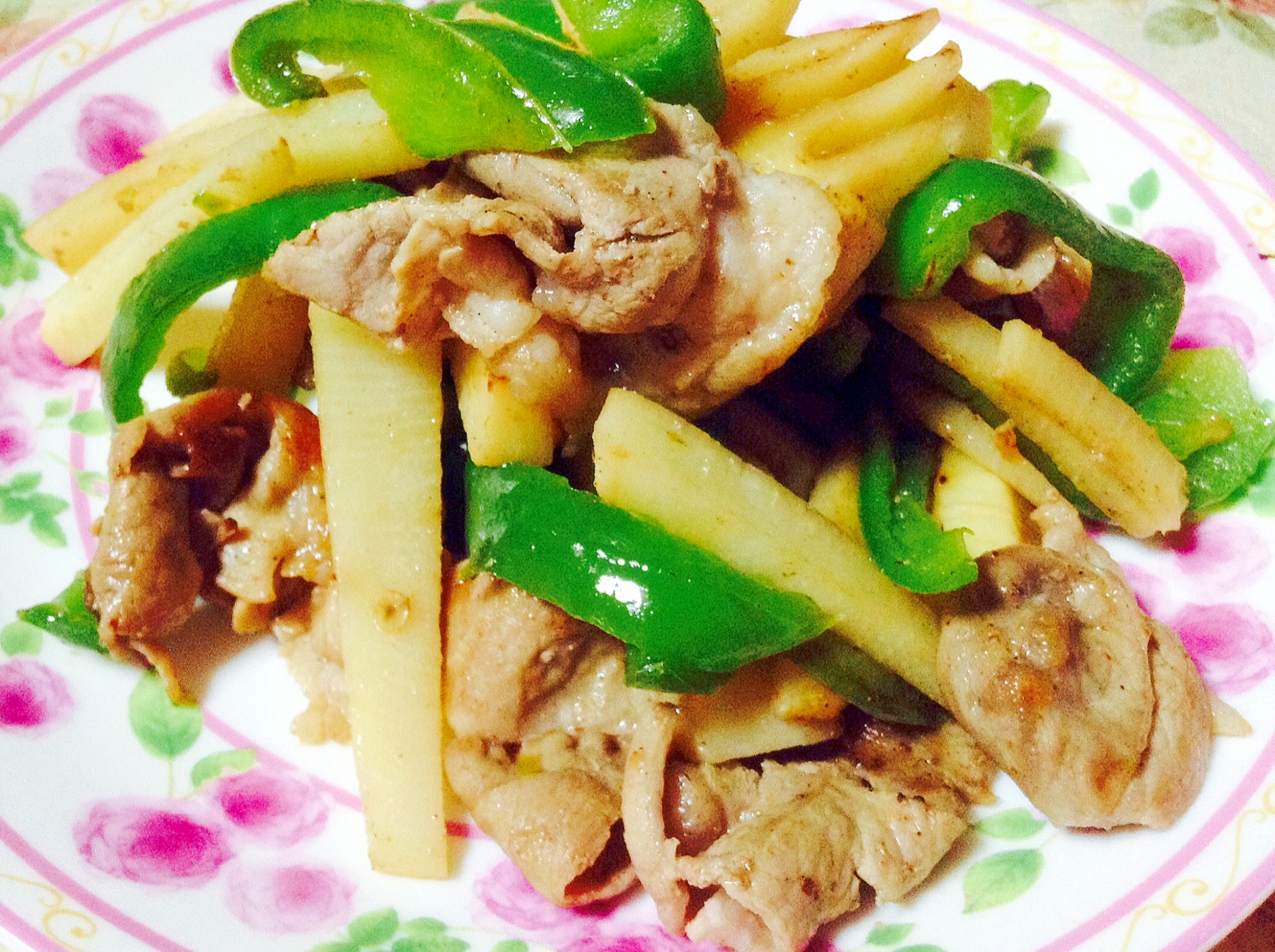 豚肉とたけのこのオイスターソース炒めが皿にのっているところ