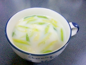 長葱たっぷり！優しい味の牛乳入り味噌スープ