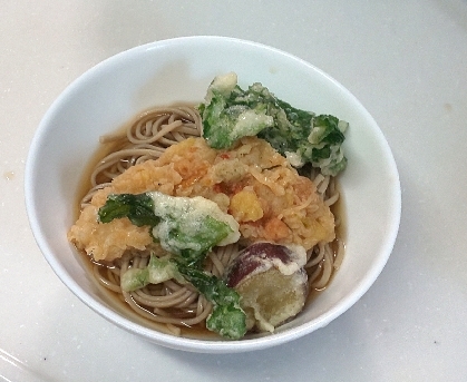 こんにちは✨遅めのお昼に、天ぷらのせ蕎麦いただきました☘️大根の葉等の天ぷら等のせて、とてもおいしかったです♥️
素敵なレシピ、ありがとうございます(*ﾟー^)