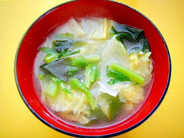 白菜とわかめ大根の葉の味噌汁