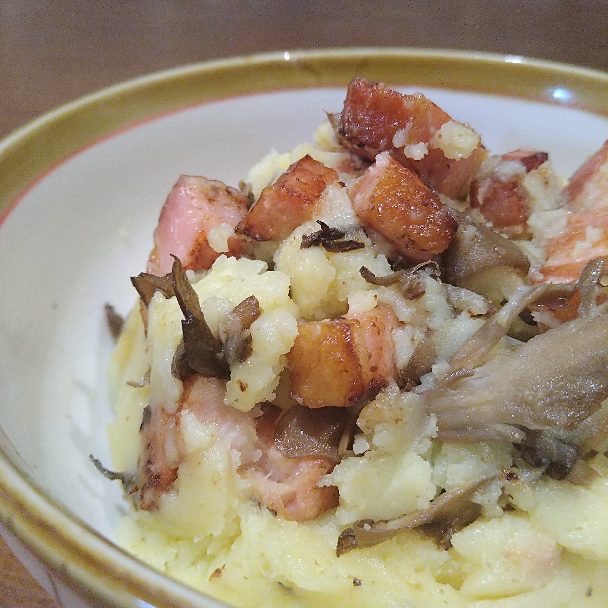 おつまみにも☆ベーコンときのこのガッツリポテサラ