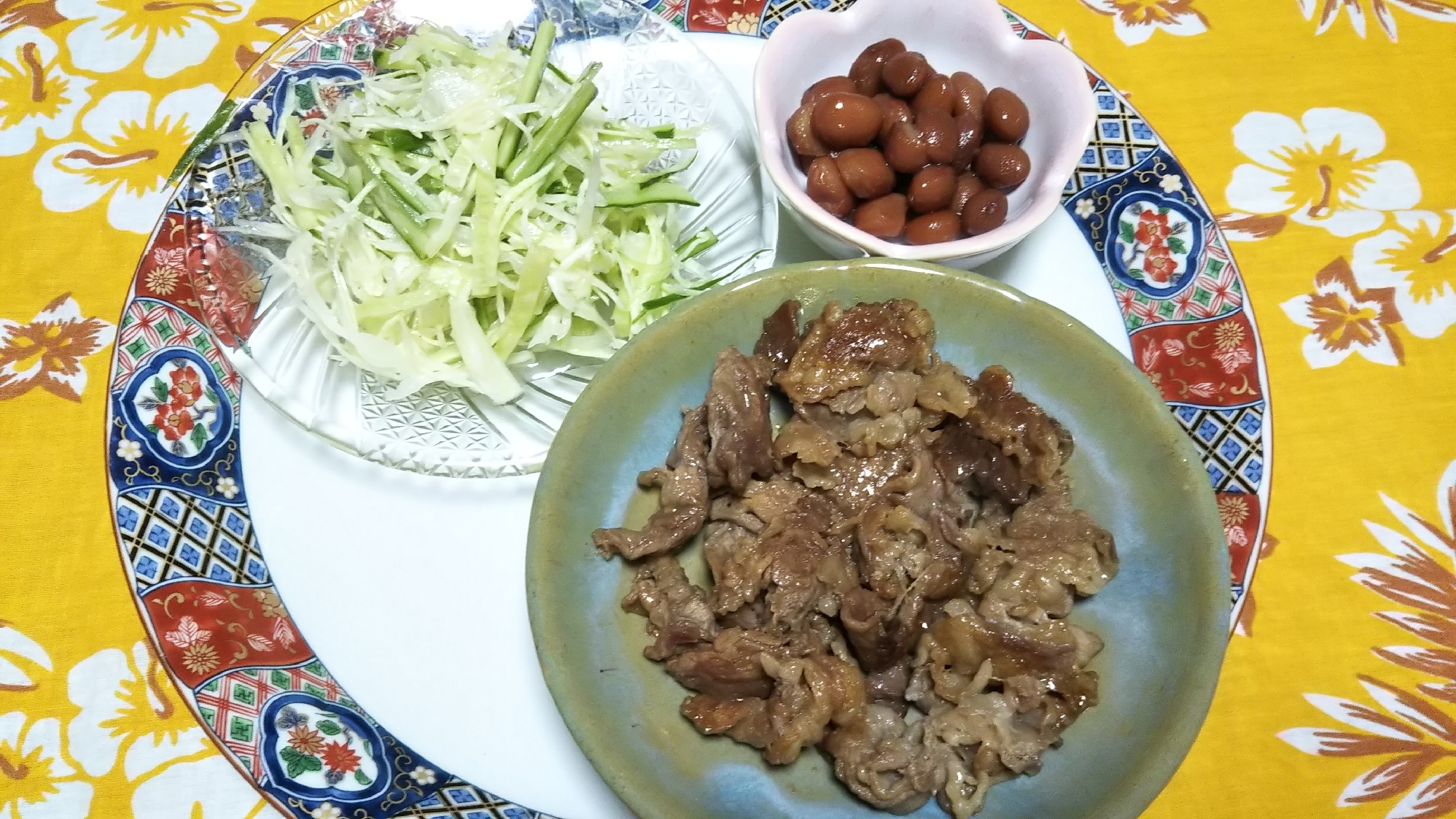 牛焼き肉とキャベツときゅうりのコールスローと煮豆☆
