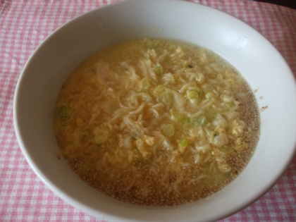 おはようございま～す♪ご飯炊いてないしパンもない。。。朝からラーメンで～す(^^ゞ　ねぎと卵で美味しく変身ですね♫インスタントラーメンもひと手間かけたいよね❤