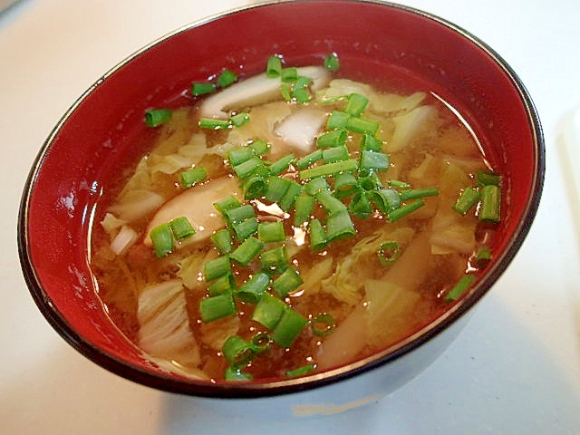 液味噌で　生椎茸と白菜のお味噌汁