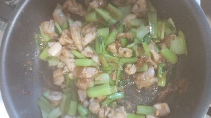 しっかりとした味付け！小松菜と鶏の肉豆板醤マヨ炒め