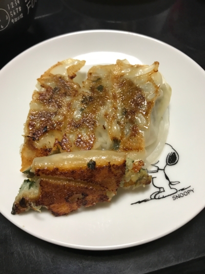 娘たちと作りました(^^)
次女が意外な才能を発揮！！
焼き餃子と揚げ餃子で！おいしかったです！