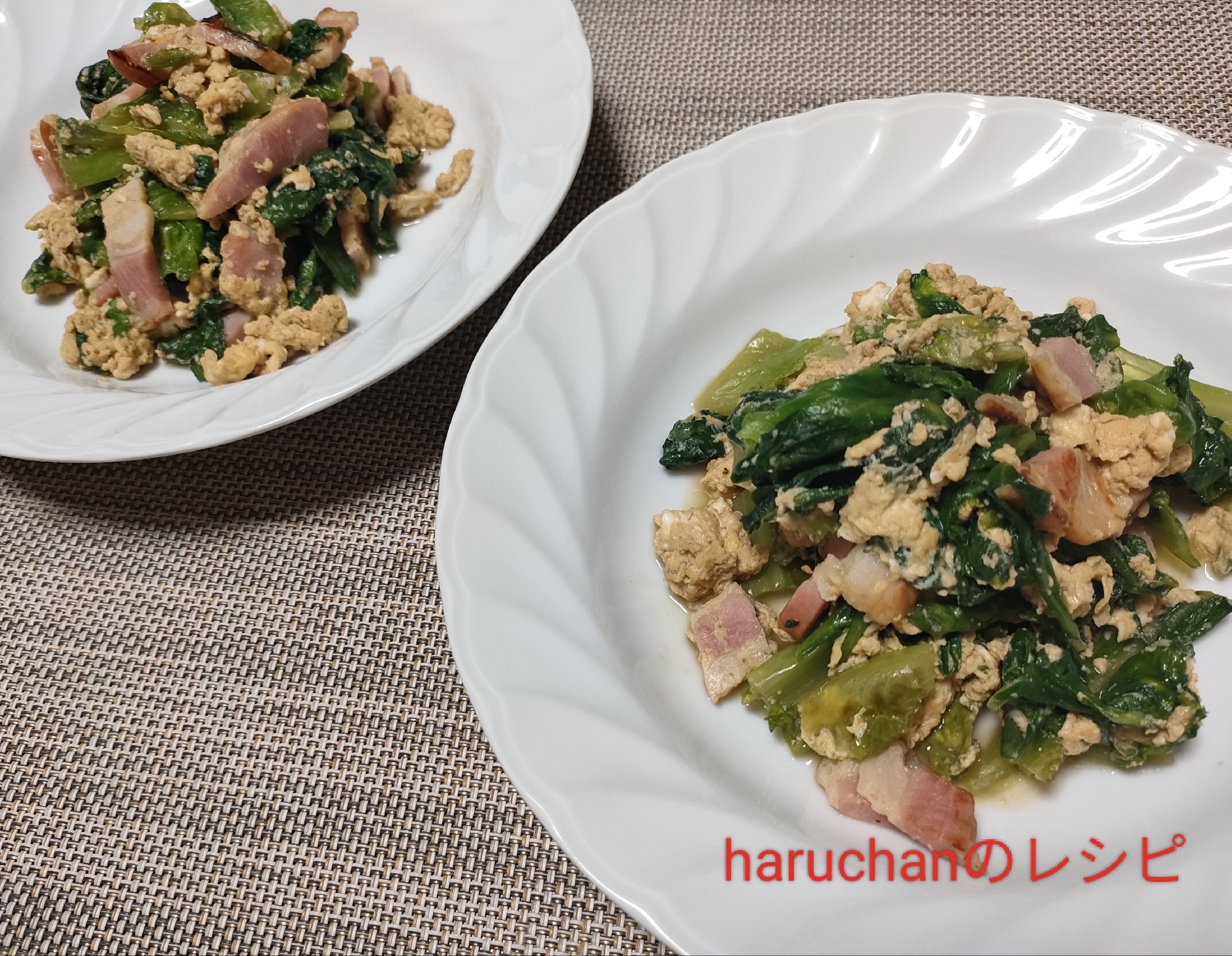 白いお皿に盛り付けられたベーコンとサニーレタスの卵炒め