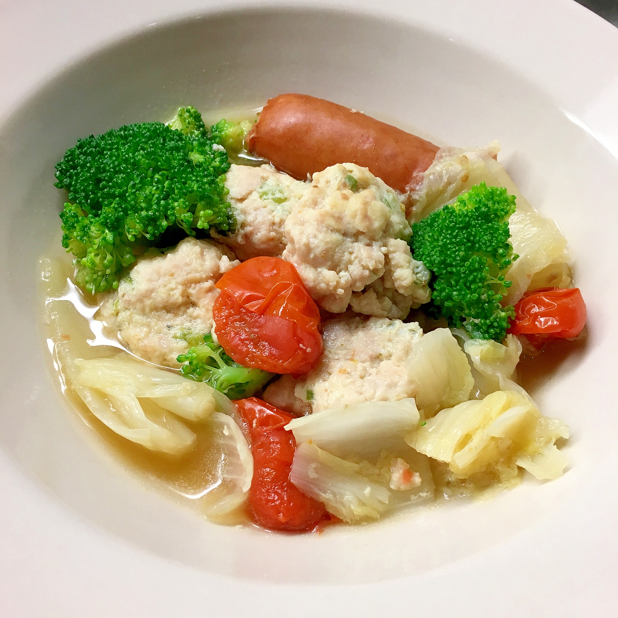 洋風コンソメの鶏団子と野菜たっぷり鍋