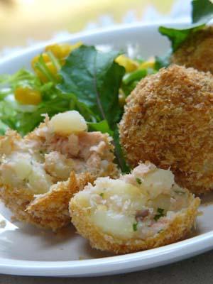 白いお皿に盛り付けられたサーモンポテトコロッケ